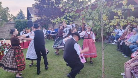 img-ef49ba79785f4087fa4103c270c696e6-v_1.jpg